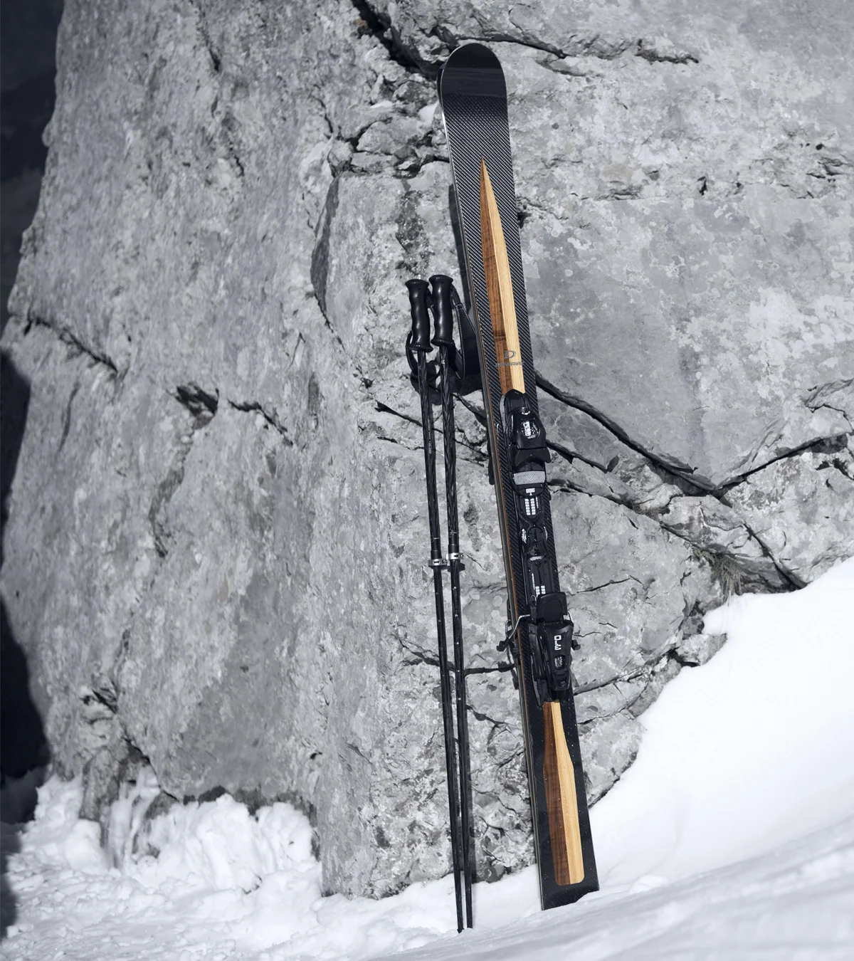 Skis Dénériaz dans un décor alpin