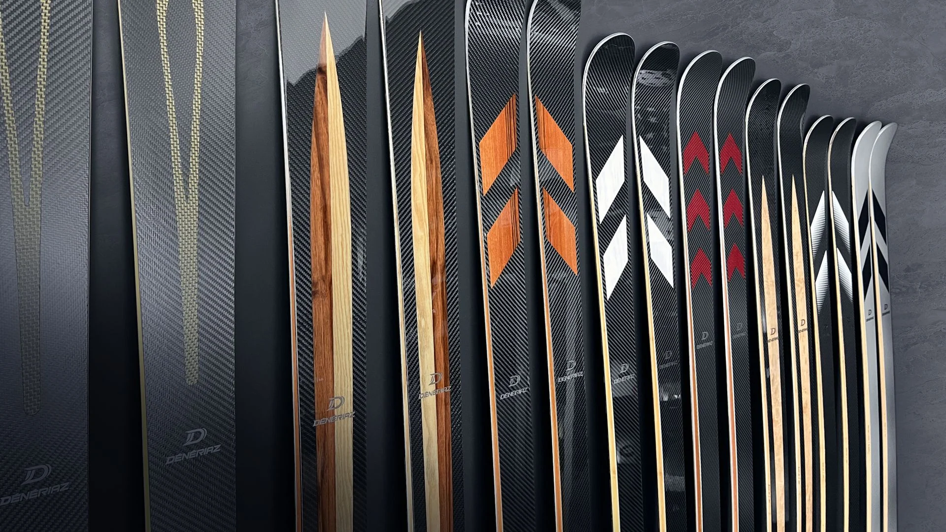 Collection de skis Dénériaz façonnés en France