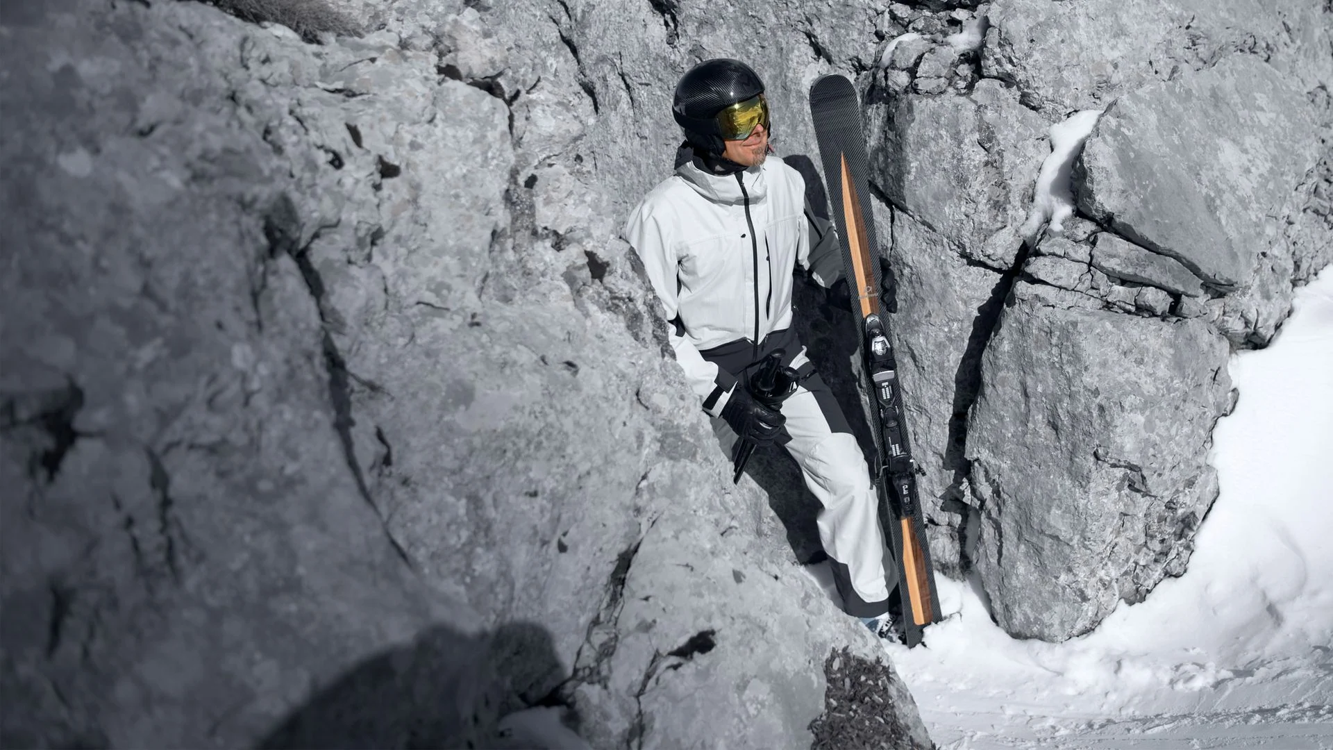 Skieur Dénériaz dans un environnement alpin préservé