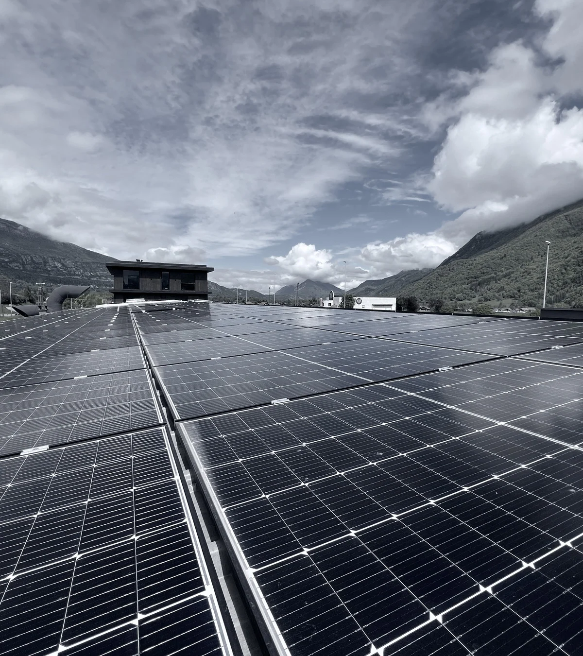 Panneaux solaires sur le toit de la manufacture
