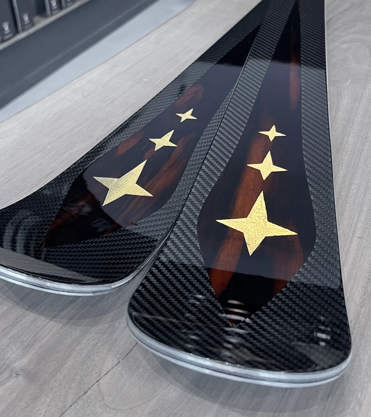 Marqueterie de bois et carbone sur des skis personnalisés
