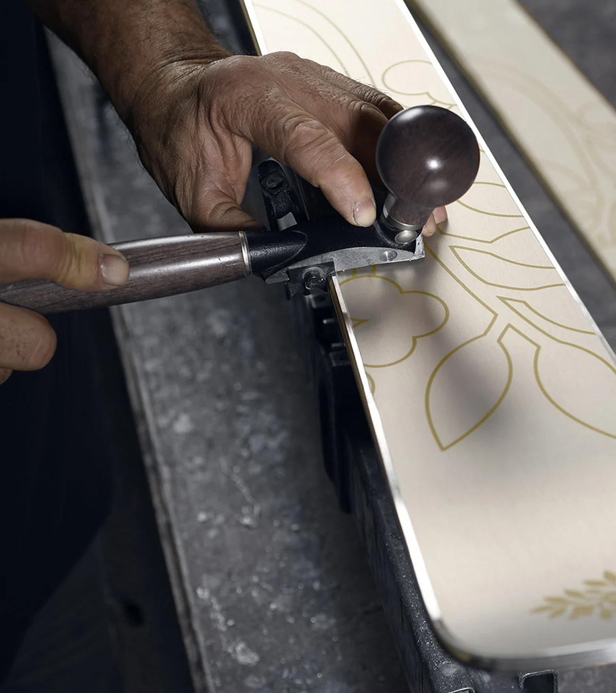 Sérigraphie appliquée à la main sur un ski