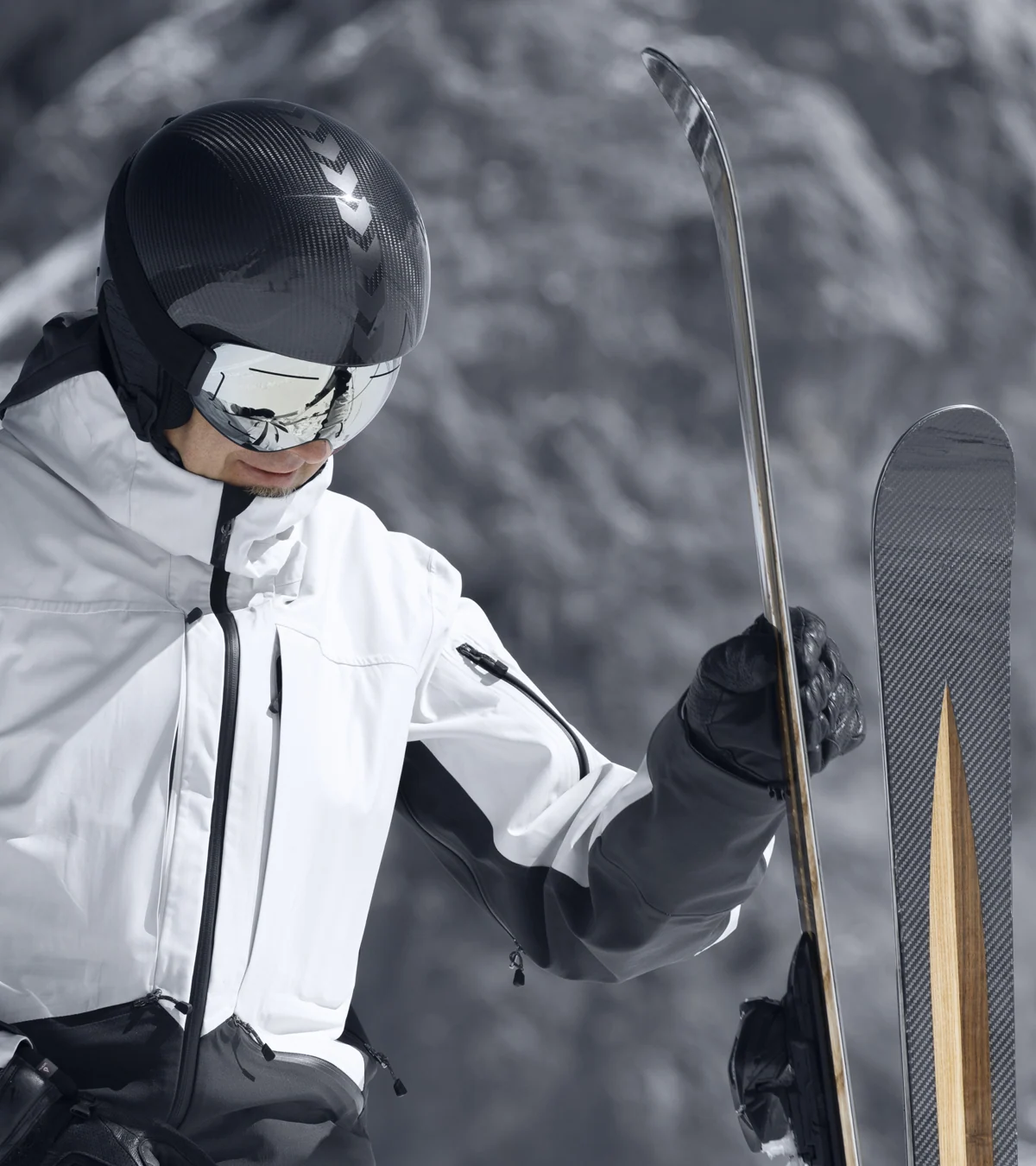Skieur examinant ses skis Dénériaz
