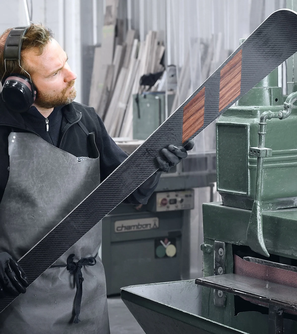 Artisan inspectant la finition d’un ski Dénériaz